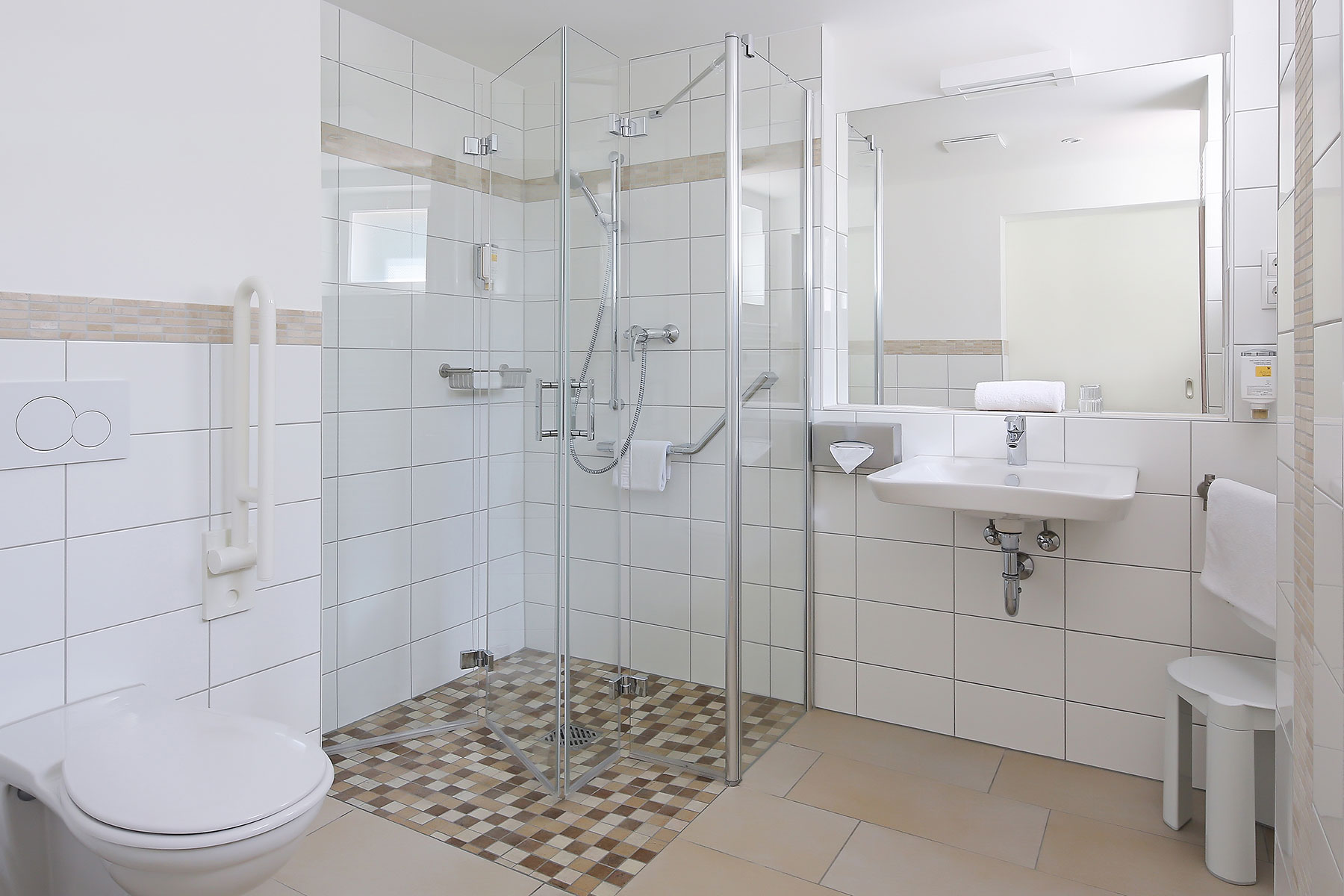 dieses Bad ist vom Einzelzimmer im Neubau, das Bad ist Barrierefrei, es ist alles gut zu erreichen, auch für einen Person mit Rollstuhl