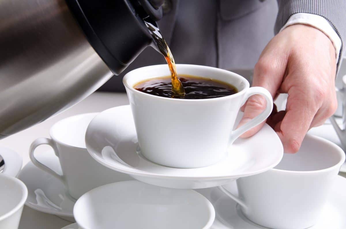 Detailfoto, wo eine eine Kaffeetasse eingegossen wird