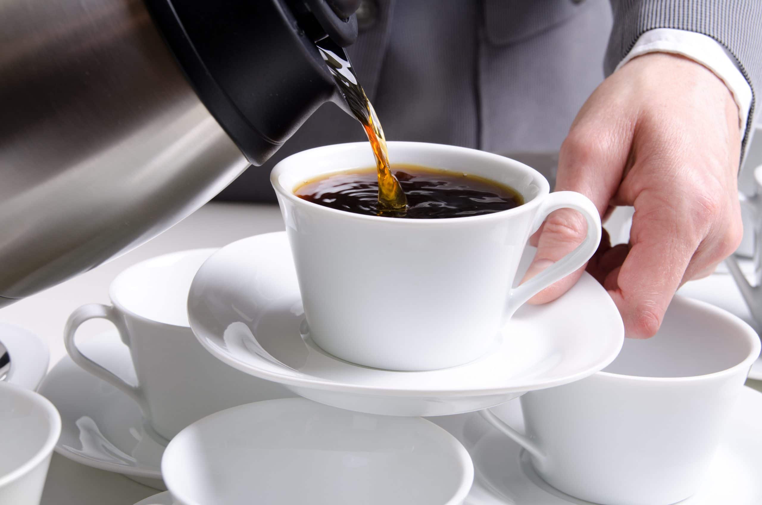 Detailfoto, wo eine eine Kaffeetasse eingegossen wird