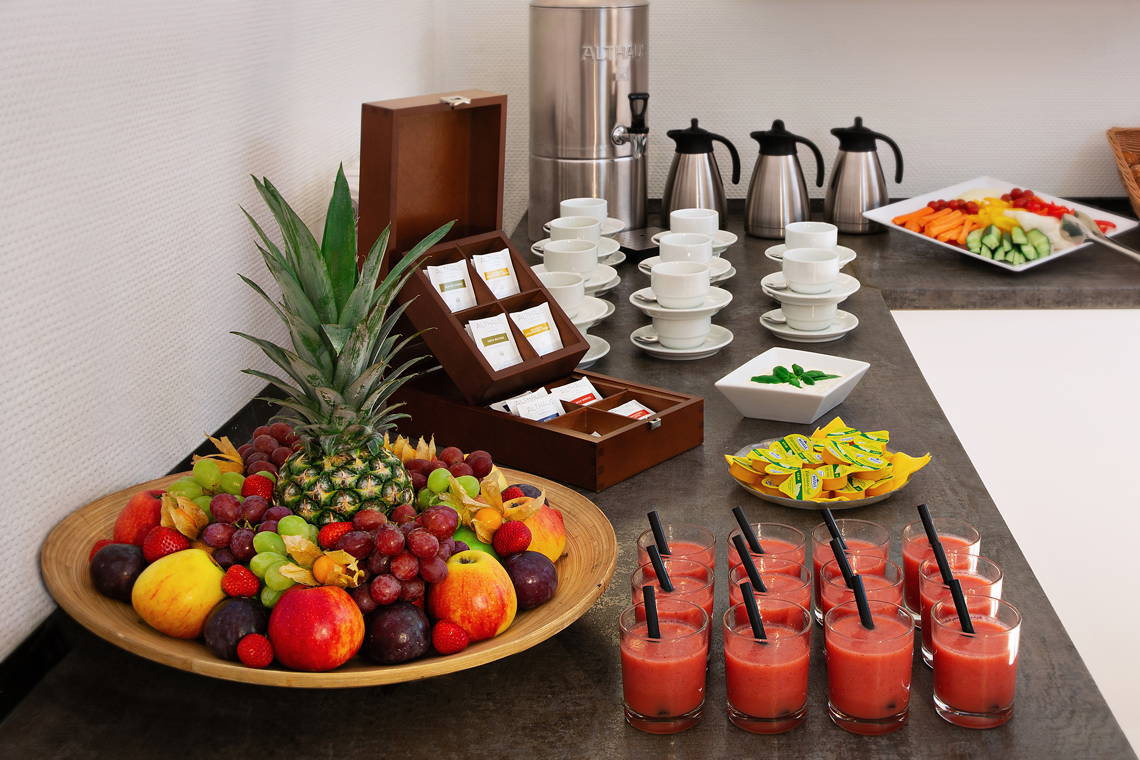 Pausensnack Detailbild Hotel Morgenland Berlin Kaffee, Tee, Obst, Gemüsesticks, Brötchen, Suppe, Dessert