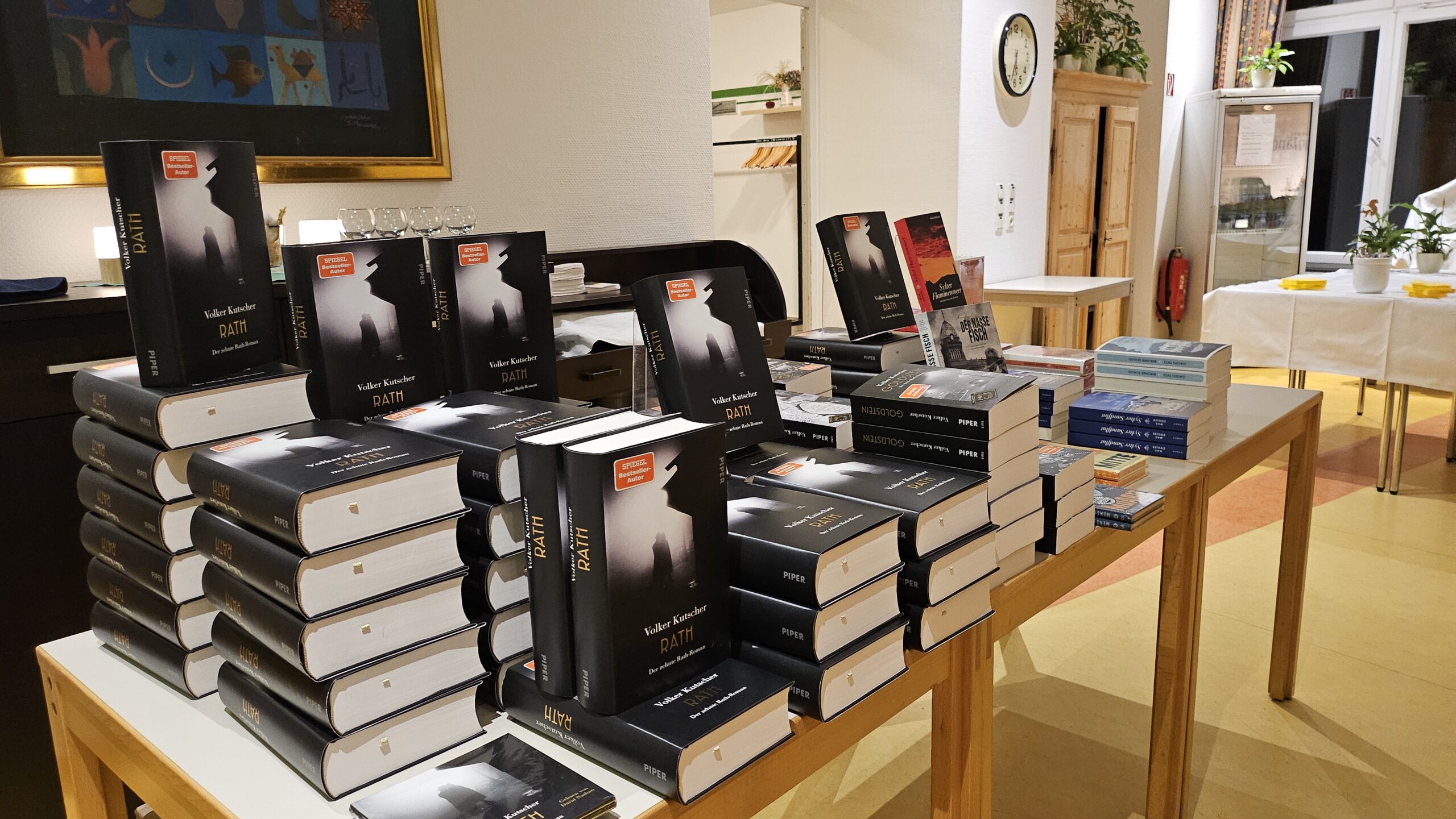 Bücher nach Lesung zur Ansicht bereit gelegt