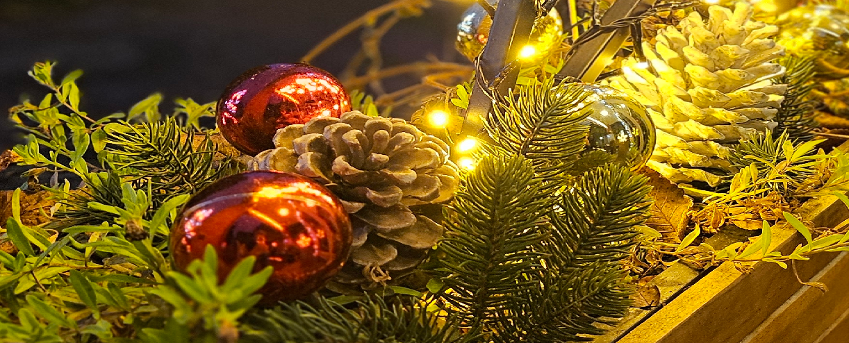 Gesteck, mit Kugeln, Lichter, Äste