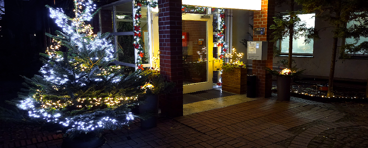 Haupteingang vom Hotel Morgenland. links steht ein Weihnachtsbaum, der Eingang ist weihnachtlich dekoriert, mit Girlande, rote Schleifen, Kugeln, Lichter, Sterne