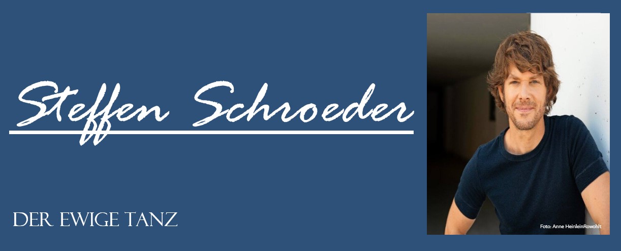 Porträt Steffen Schroeder (Buchautor und Schauspieler), er trägt ein blaues T-Shirt und lehnt an einer Wand Foto: Anne Heinlein